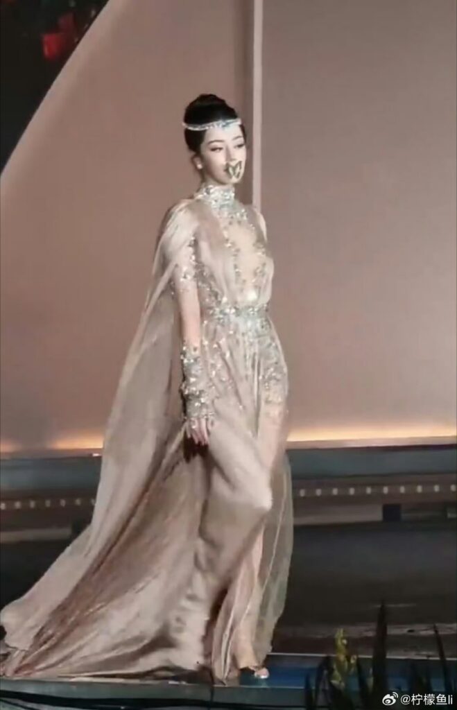 迪丽热巴VOGUE红毯衔蝶造型