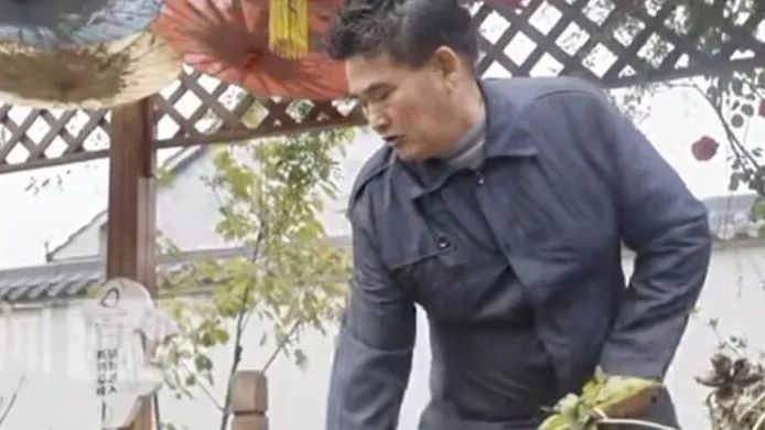 朱之文在老家院子里