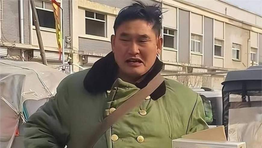 朱之文穿军大衣接受采访
