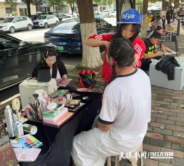 贵阳站演出前奥体场外的应援妆摊位（天眼新闻）